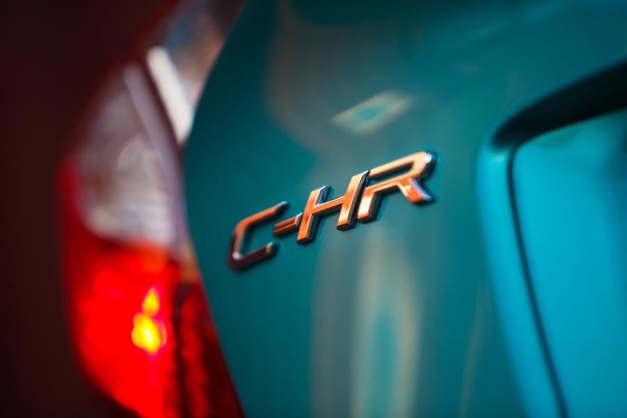 Логотип Toyota C-HR R-Code 2017 года  (NA) (фото 12 из 29)